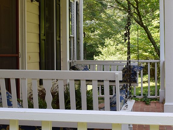 Lower porch with two swings - Front