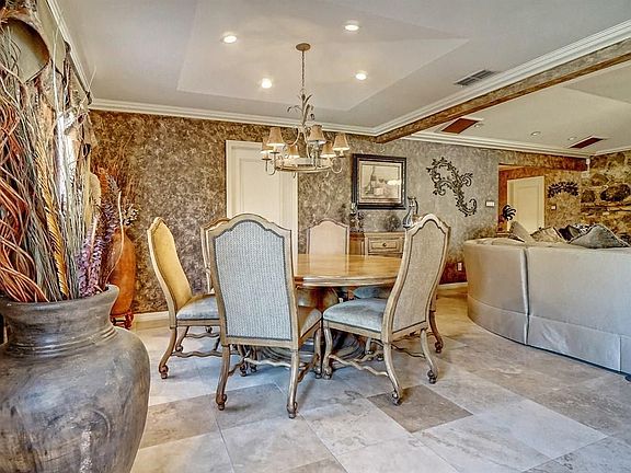 5th image of 604 Robindale Dr