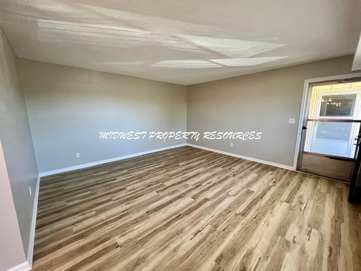 Stunning 1 Bedroom Apartment w/ Covered Parking — Photo 2