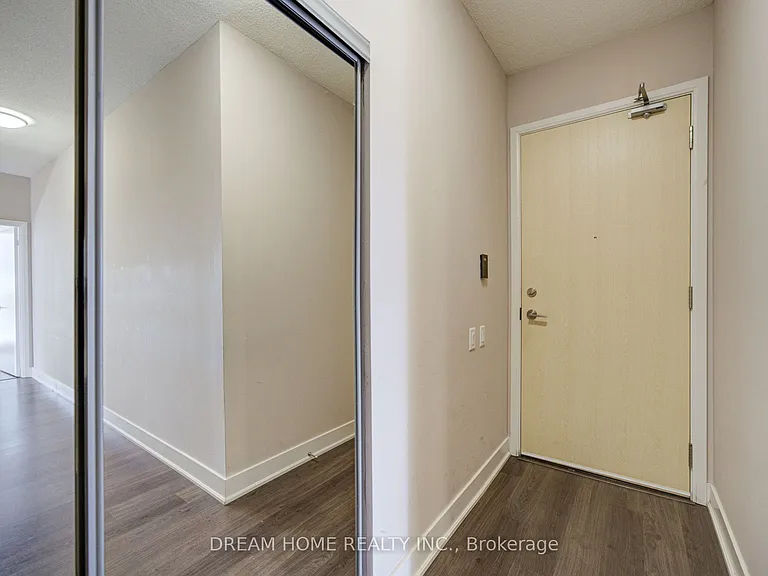 30 Roehampton Ave #2902 — Photo 7
