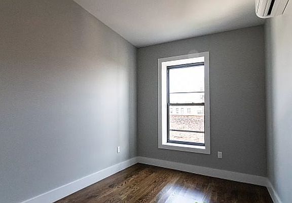 3rd image of 534 Jackson Ave #4B
