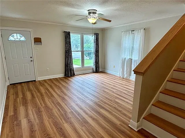 3 bed, 2.0 bath, 1696 sqft, $2,500 — Photo 3