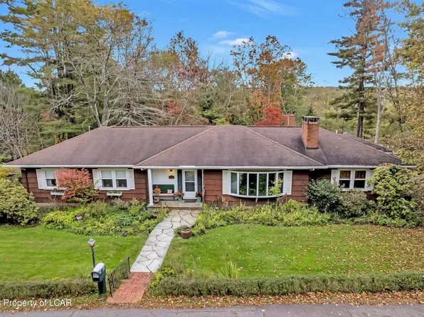 414 Valley View Dr, Dallas, PA 18612