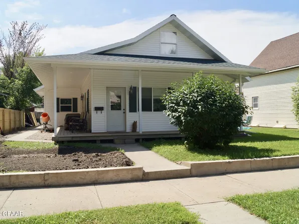 114 10th St NW, Devils Lake, ND 58301