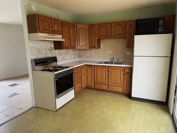 3rd image of 7043 Hemlock St