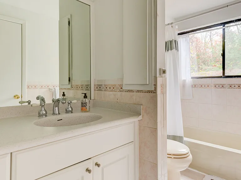 106 Peconic Hills Dr — Photo 32