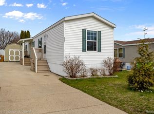 287 Meadows Cir S, Wixom, MI