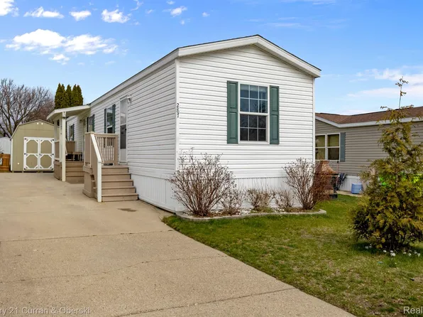 287 Meadows Cir S, Wixom, MI 48393