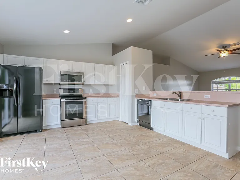 215 Mossrosse St — Photo 7
