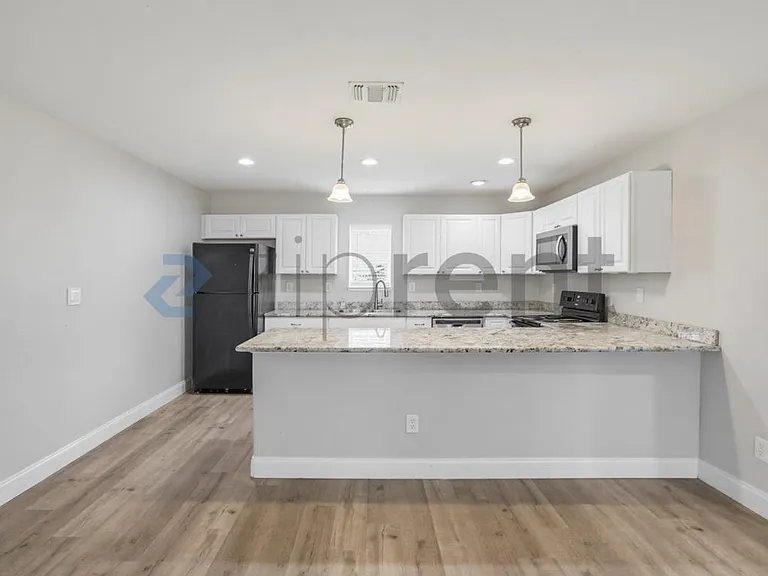518 E King St — Photo 12