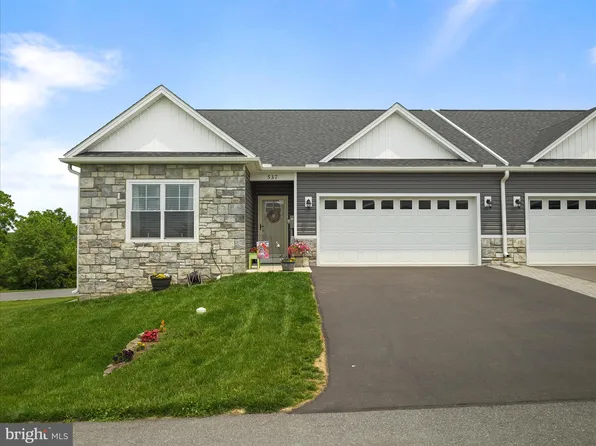 537 Shook Ct E, Greencastle, PA 17225
