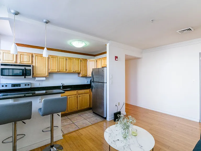 1939 Chestnut St #3B — Photo 3