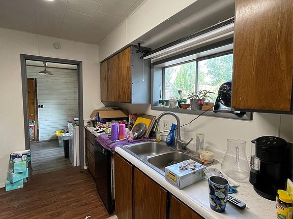 4th image of 908 1st Avenue S