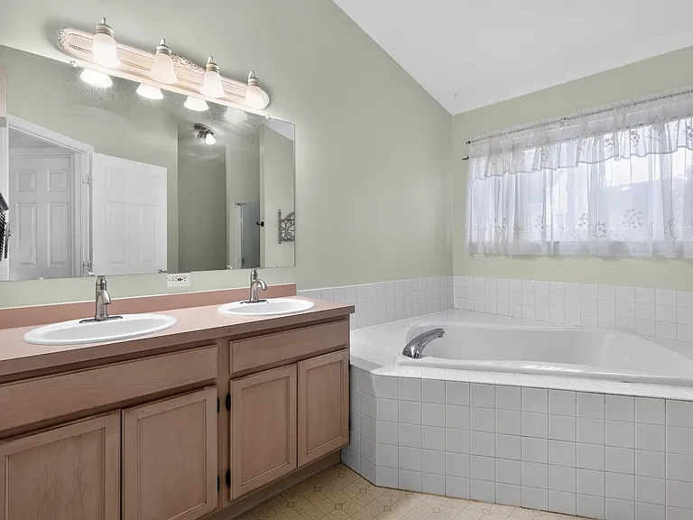 402 Candlewood Way — Photo 24
