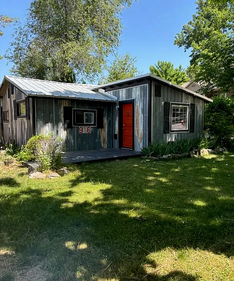 916 E Logan St — Photo 1