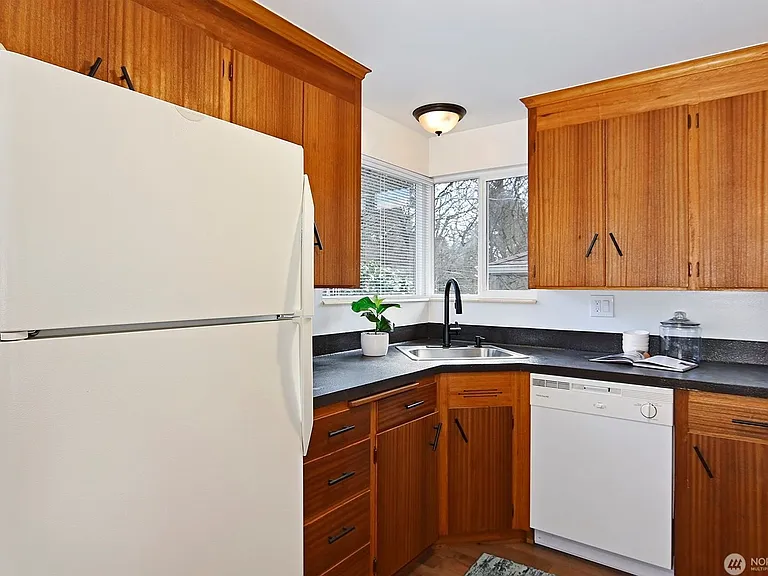 3633 Woodlawn Ave N — Photo 4