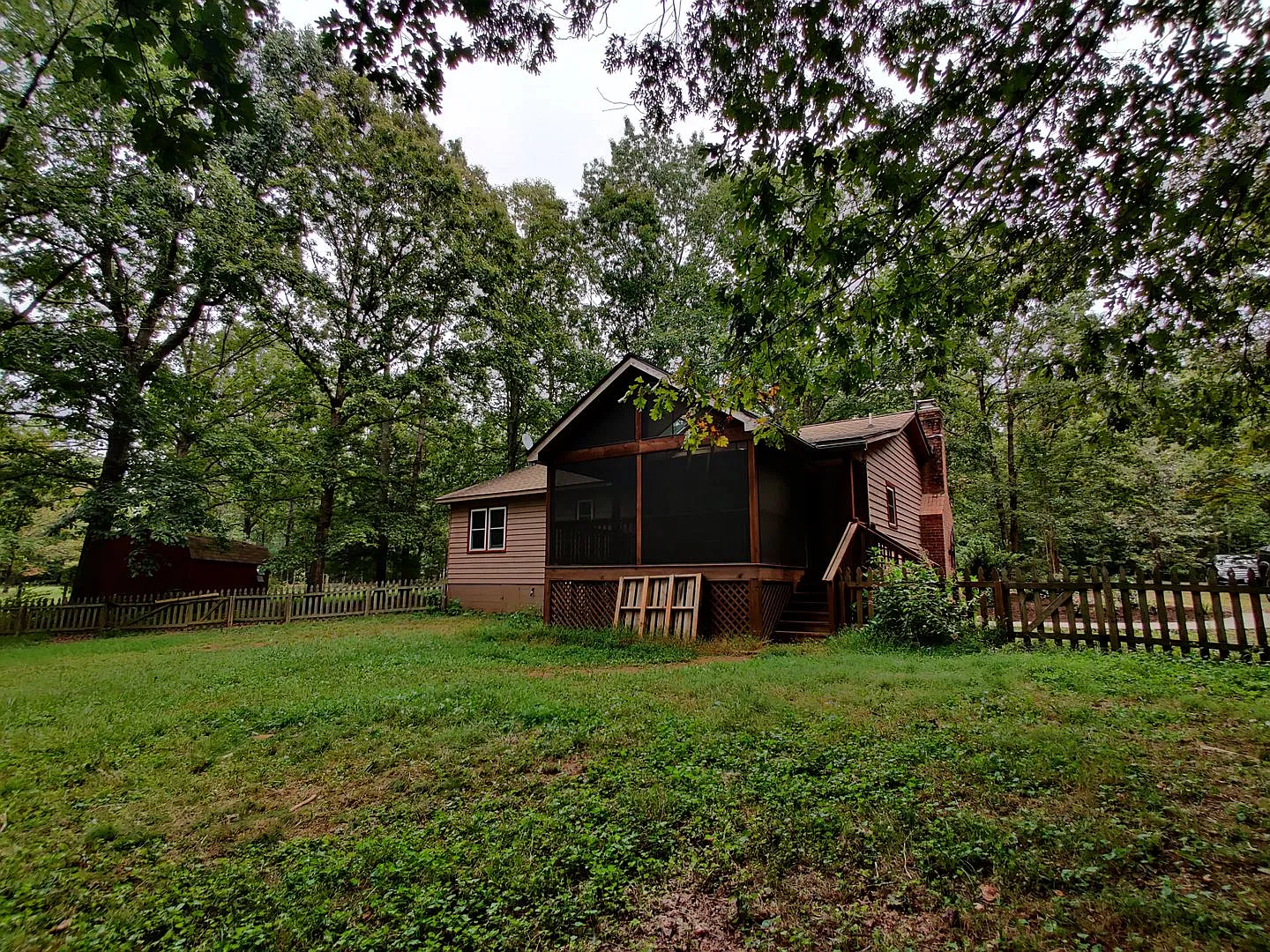 3 bedroom home on large lot — Photo 4