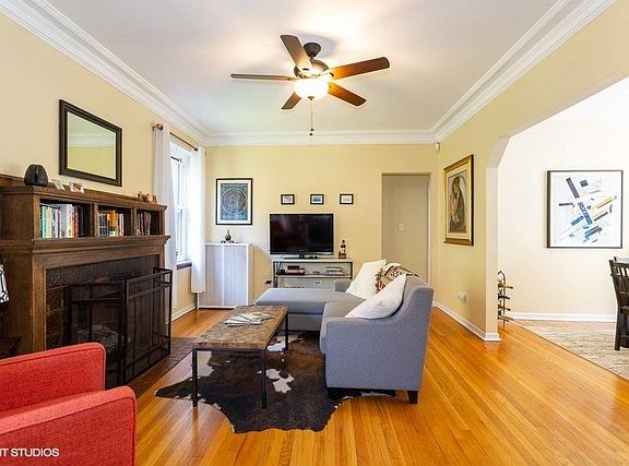 3rd image of 4017 N Clarendon Ave APT 2E