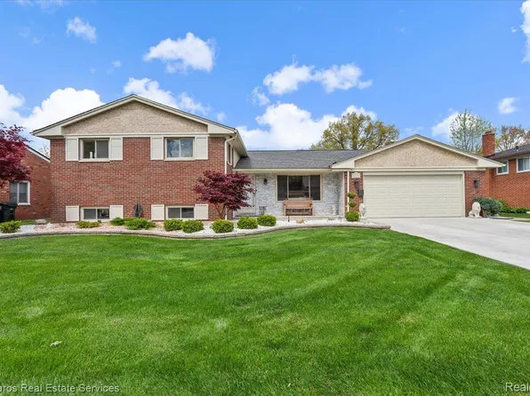 1024 Blairmoor Ct, Grosse Pointe Woods, MI 48236