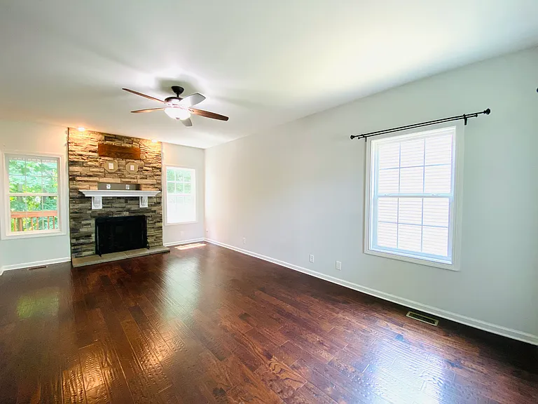 1194 Eagles Bluff Dr — Photo 4