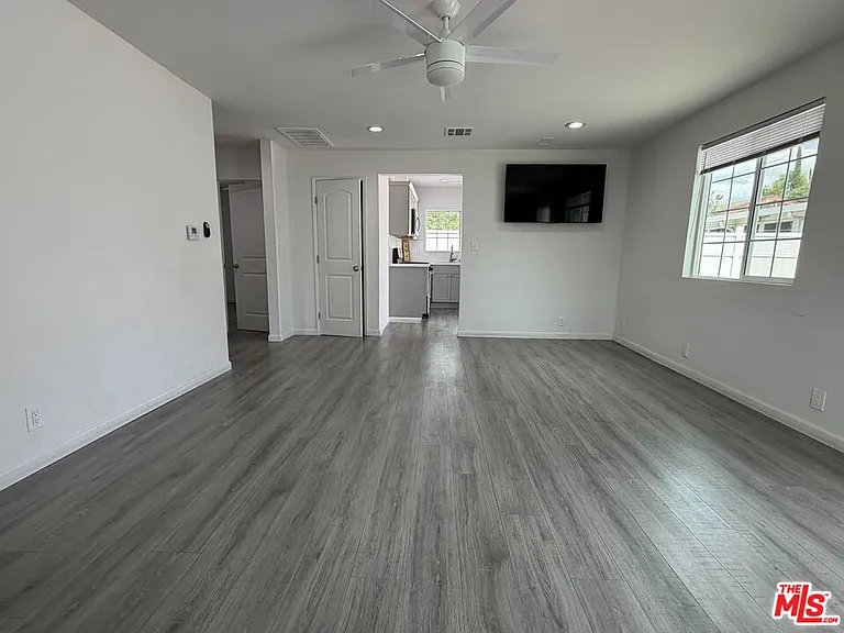 18601 Hiawatha St — Photo 5