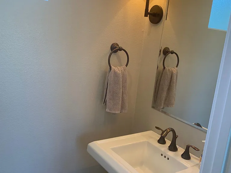 406 W Peck St — Photo 9