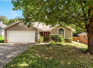 2720 N Azalea Ter, Fayetteville, AR 72703
