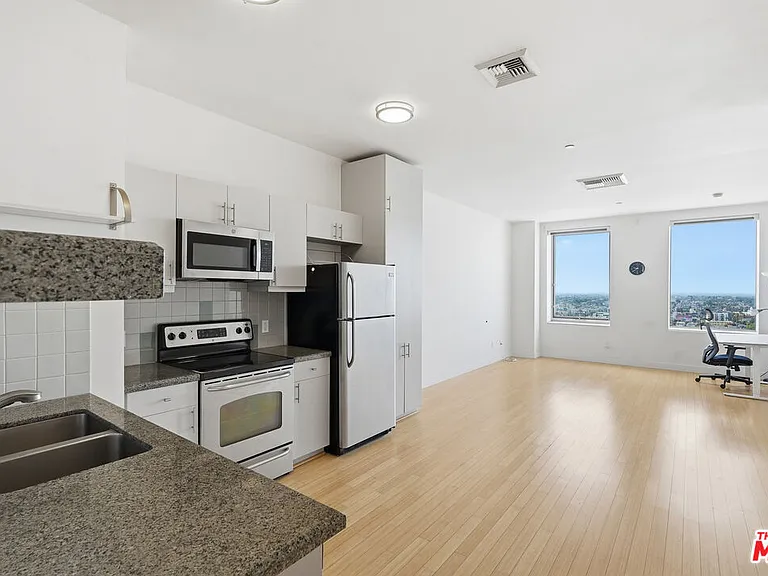 3810 Wilshire Blvd #1609 — Photo 11