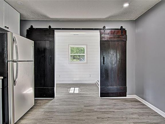 4th image of 205 Carrington Ave