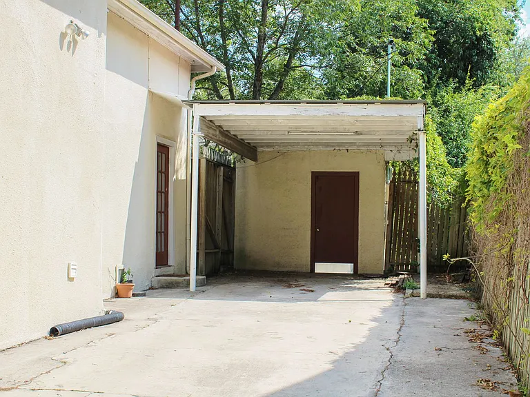112 Cloverleaf Ave — Photo 38
