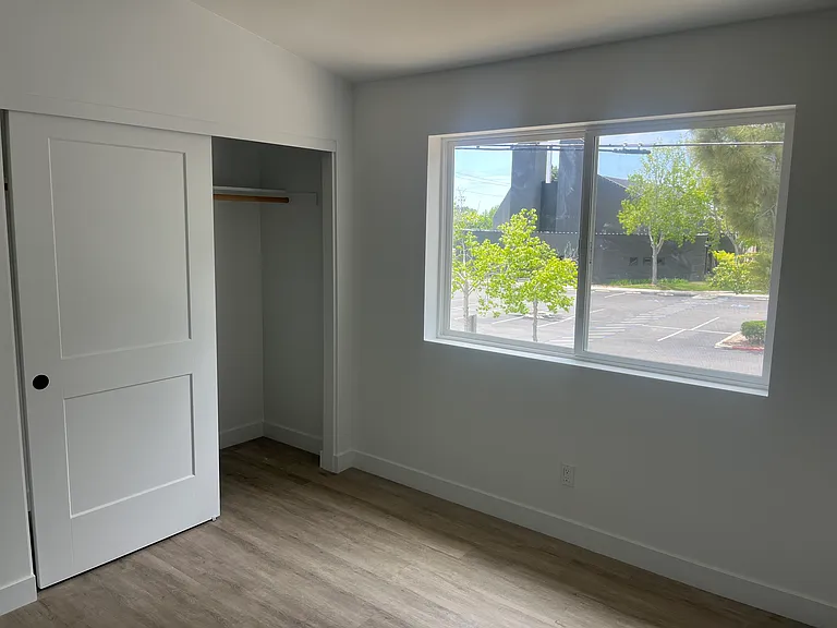 3934 Clairemont Dr — Photo 8