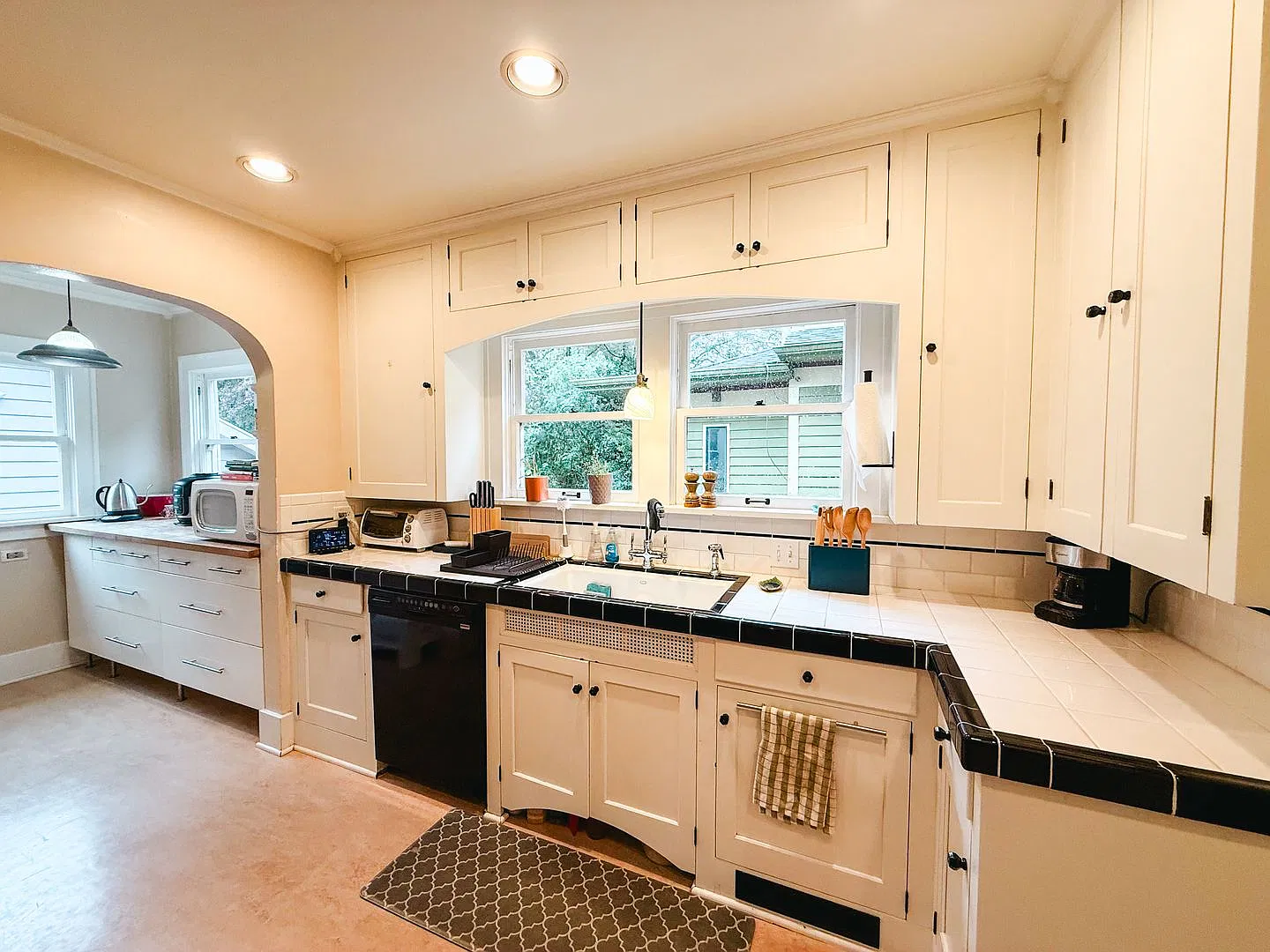Craftsman 5 Bed/2 Bath Lincoln Park Neighborhood Home — Photo 3