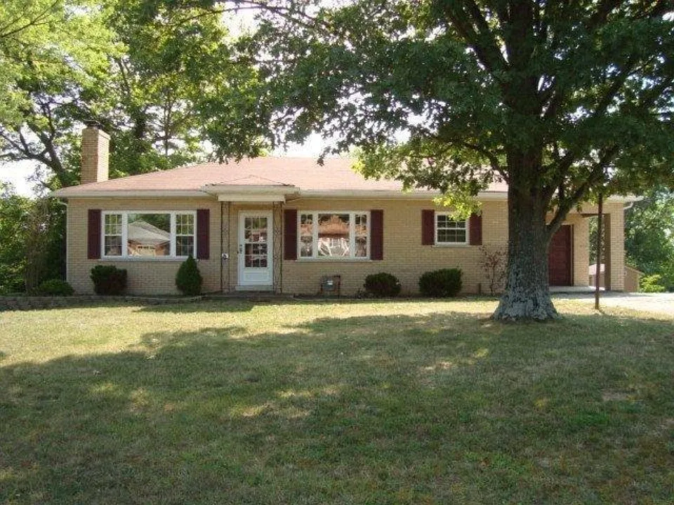 656 Ridgeway Dr photo 1