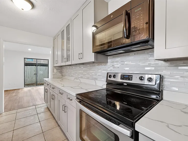 500 N Post Oak Ln — Photo 14