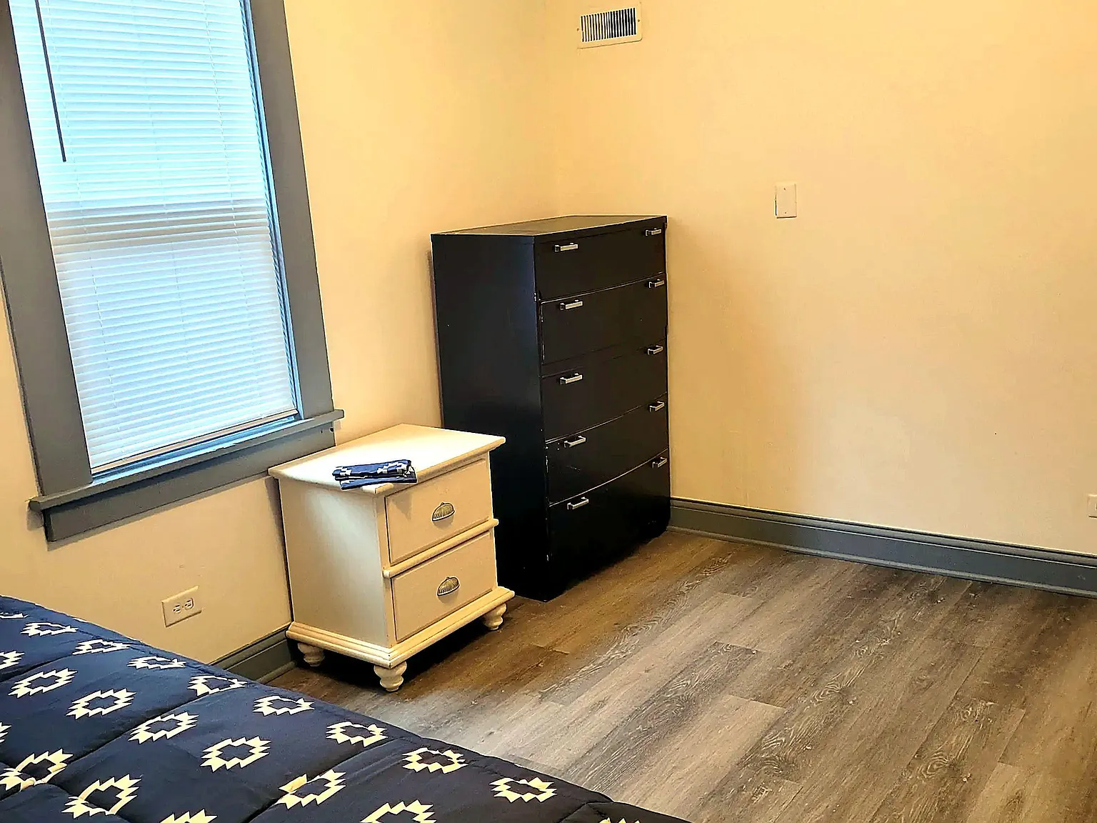 2 bed, 1.0 bath, 763 sqft, $1,048 — Photo 3