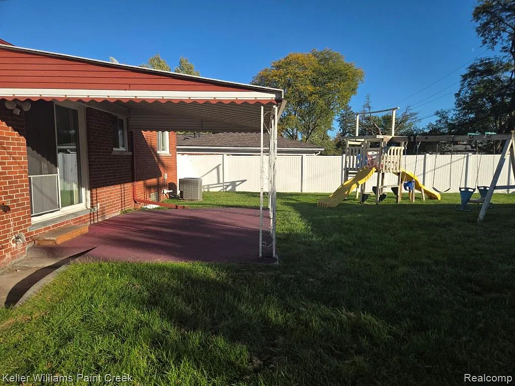 3 bed, 1.5 bath, 1900 sqft, $2,350 — Photo 4