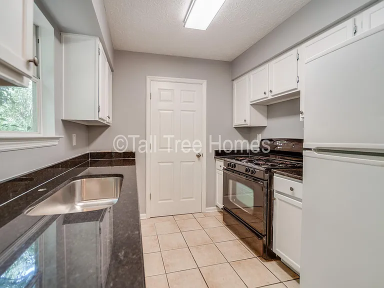 15 Peachtree Way — Photo 2