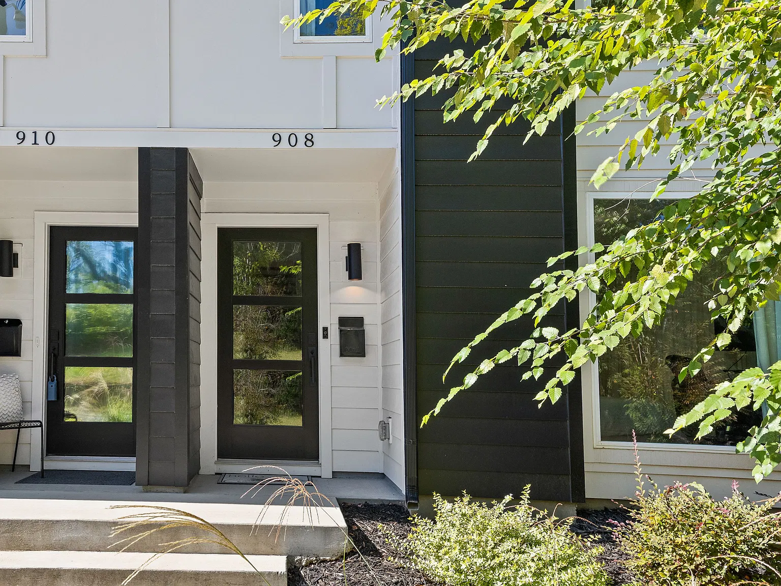 3 bed, 3.5 bath, 2300 sqft, $4,500 — Photo 3