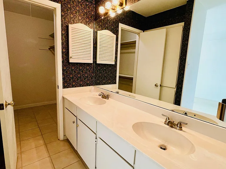 1510 W North Loop Blvd #822 — Photo 5