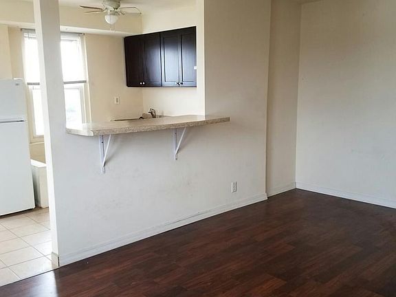 3rd image of 935 N Main St APT 504