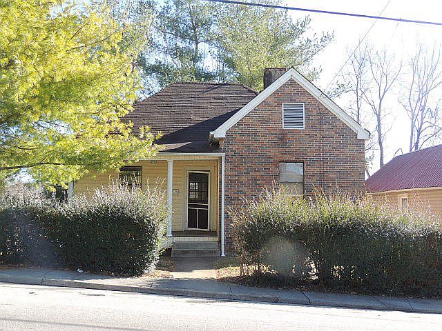 1st image of 829 Russell St