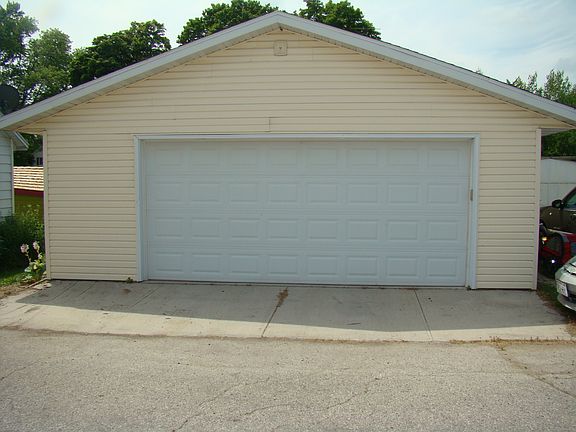 2.5 car garage 