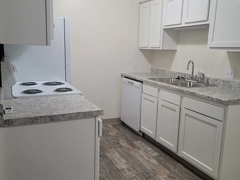Sunset Lake Apartments — Photo 11