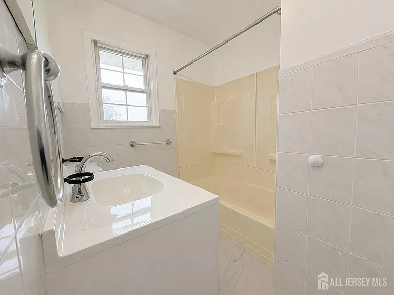 580 Village Rd W — Photo 24