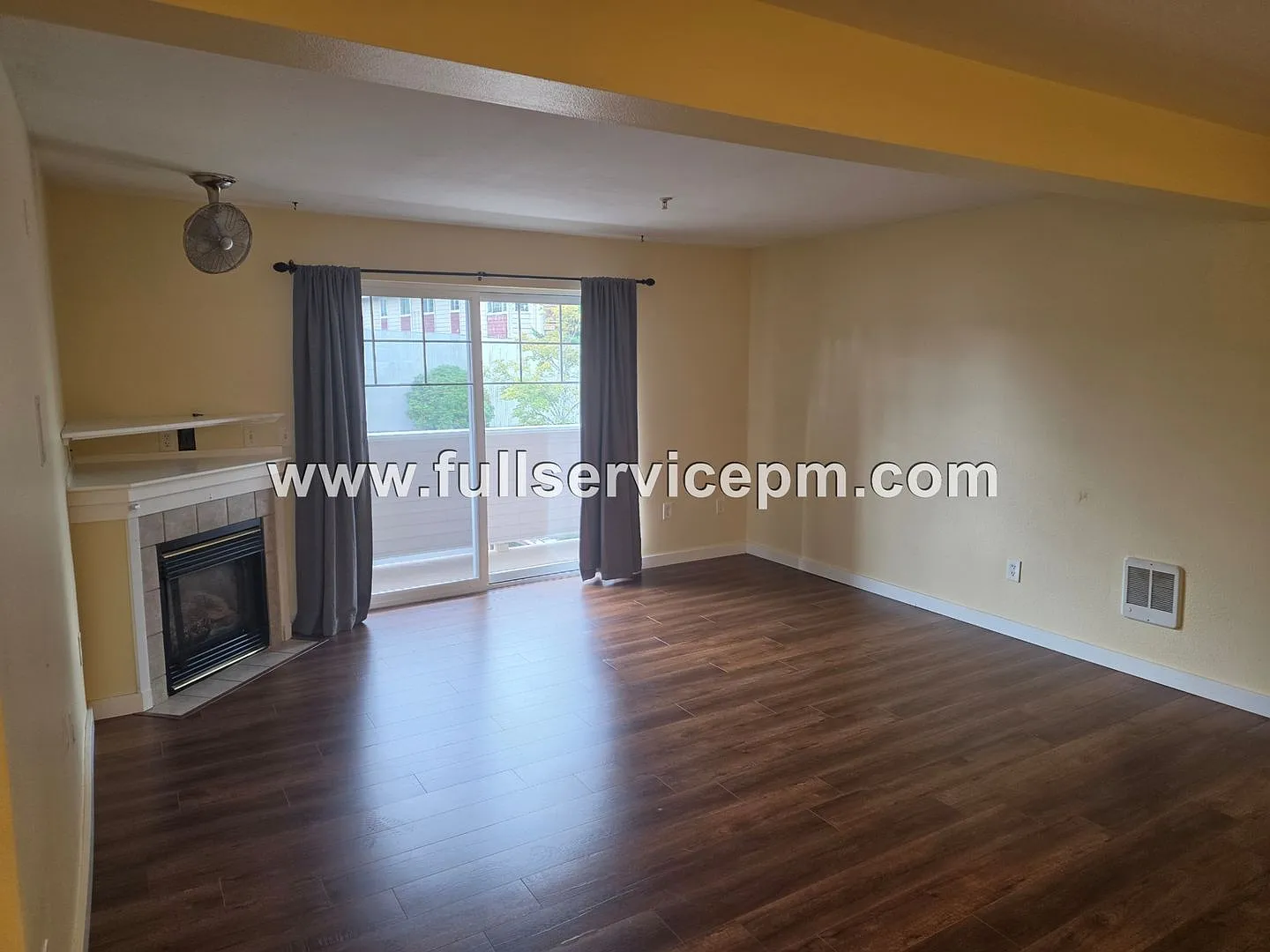 2nd Floor Large Condo Near Boeing. — Photo 3