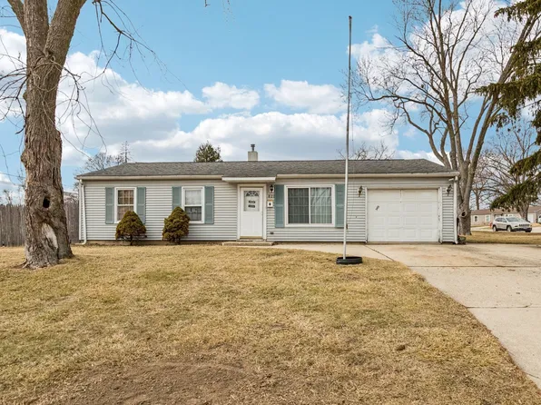 820 S Pine St, Streamwood, IL 60107