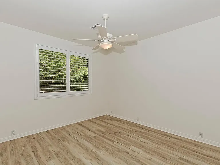 2ND BEDROOM WITH WALK IN CLOSET AND FULL BATHROOM