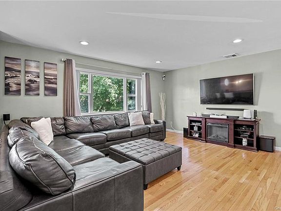 4th image of 304 Teal Ct