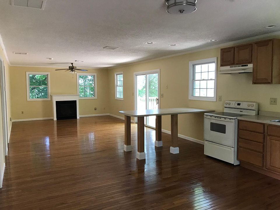 Livingroom and kitchen /gas fireplace