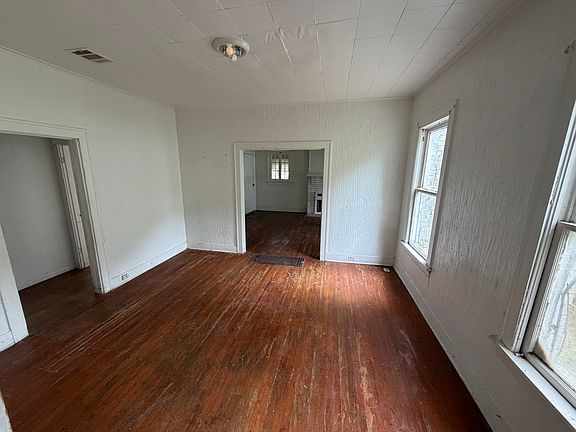 3rd image of 132 E Jordan St